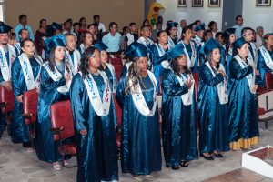 Todos los Graduados cantando el Himno Nacional del Ecuador